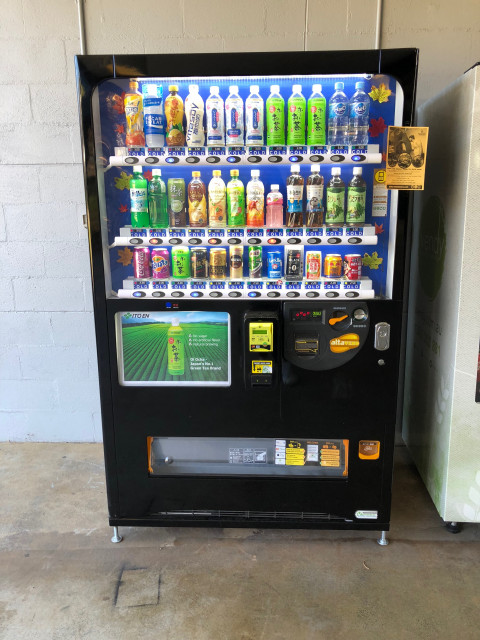 Cold beverage vending machine