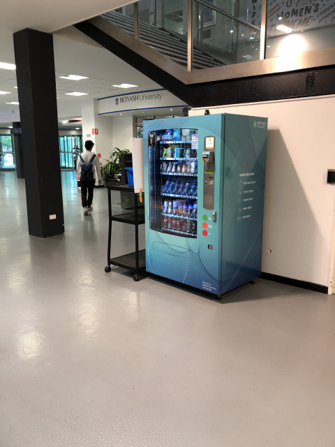 Cold beverage vending machine