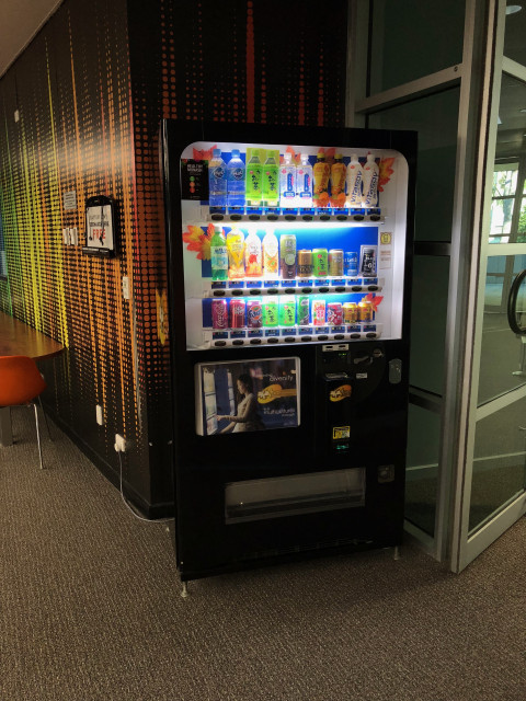 Cold beverage vending machine
