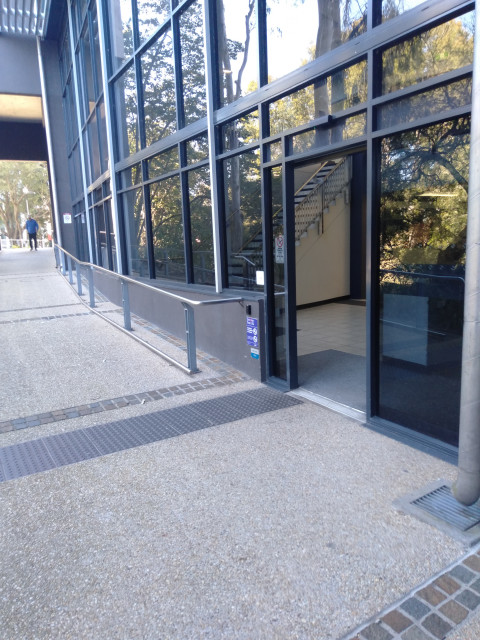 Level 1 entrance (UQ Lakes side)