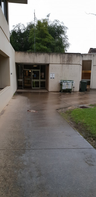 The entrance to FMC at the end of the pathway from carpark 1 & the health sciences building